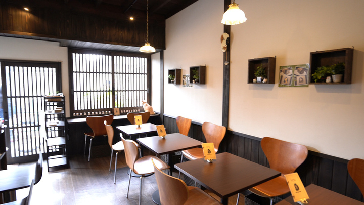 招き猫の絵付けも 千駄木 カフェ猫衛門 のキュートな猫スイーツ ルトロン