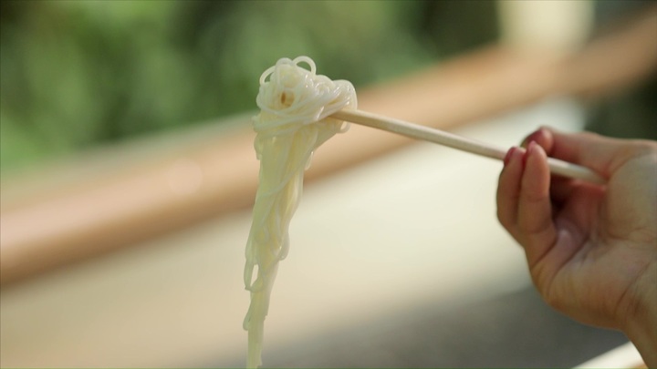 鎌倉 茶屋かど でレトロ懐かしい流しそうめんを体験 ルトロン