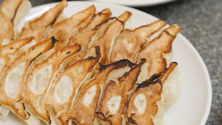 神戸を訪れたら1度は行きたい 1日1 000人前売れる ぎょうざ専門店 赤萬 三宮店 ルトロン