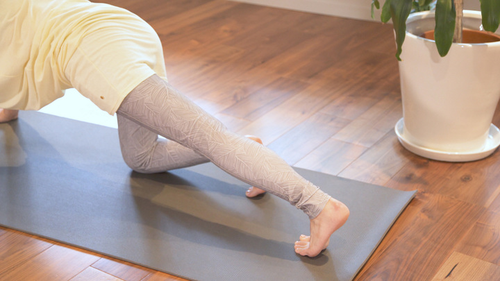 ふくらはぎスッキリヨガ 片脚のプランクポーズ でふくらはぎストレッチ ルトロン