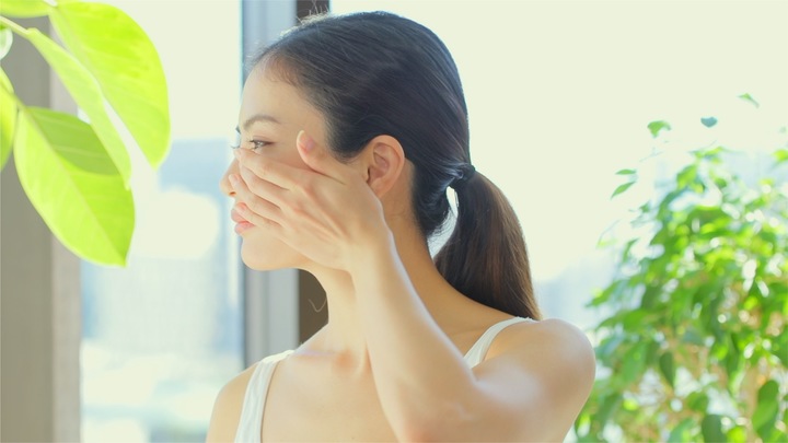 なでるだけで小顔に むくみスッキリ簡単マッサージ ルトロン