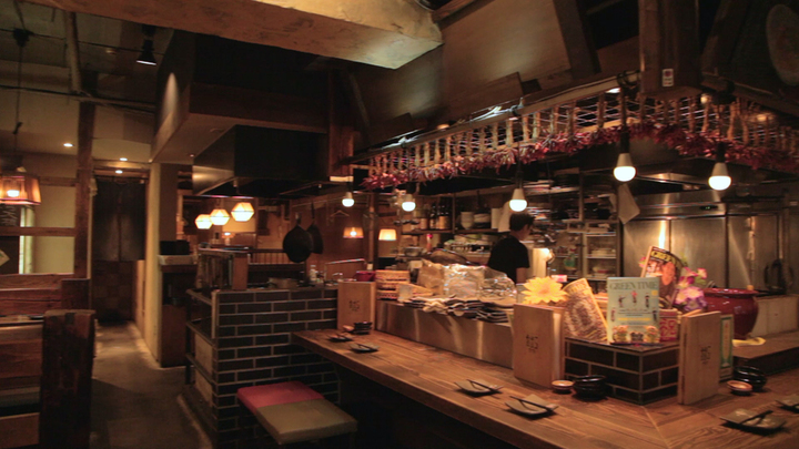 活気あふれる雰囲気の居酒屋で味わう 新鮮魚介と旬野菜のお店 あばら大根 ルトロン