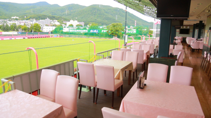 サッカーを見ながら楽しくランチタイム 白い恋人パーク レストラン梟栄 へ行こう ルトロン