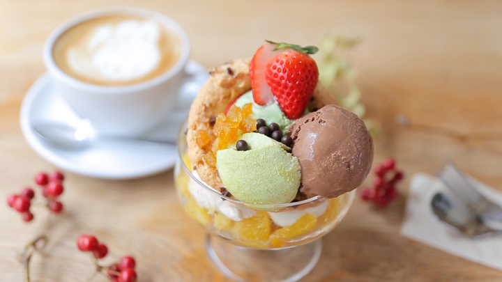 新宿の隠れ家カフェ Coto Cafe で四季折々のパフェとラテアートを楽しむ ルトロン