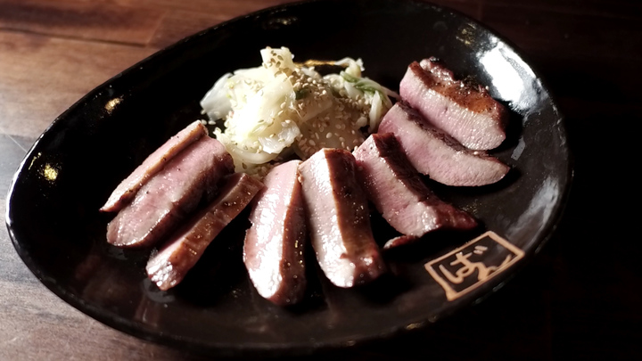 箸で切れるやわらかさ 神戸 北野 炭火焼肉 たん焼ban 三宮北野店 でいただく極厚ゆでたん ルトロン