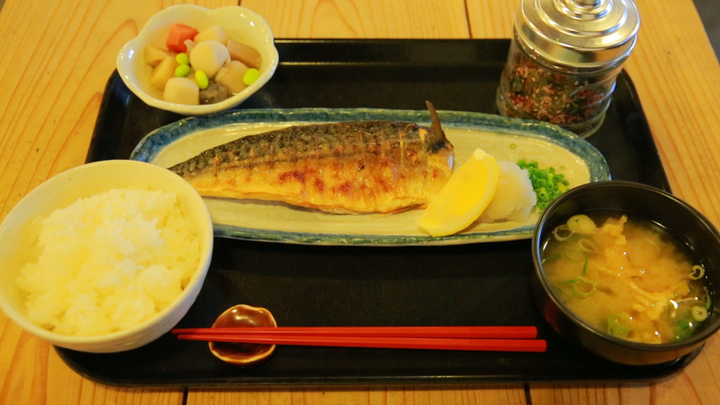 地元民がおすすめするおいしさ！ 福岡「梅山鉄平食堂」で人気の魚定食 