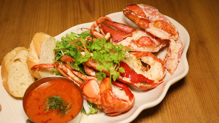 オマール海老を掴み取り 新鮮すぎる難波の人気店 活海老バル Orb Resort ルトロン