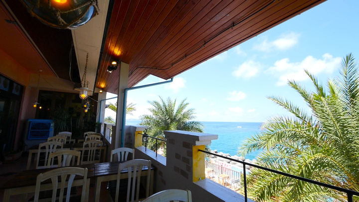 北谷海辺のバルカフェ で 美しい景色を眺めながら食事を楽しむ至福のひとときを ルトロン