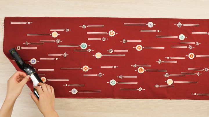 手ぬぐい1枚で持ち運びも簡単 ワインを贈る時に知っておきたい ボトル包み のコツ ルトロン