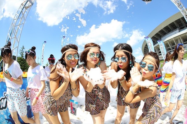 泡まみれ でゴールを目指す 東京 大阪 バブルランlike Hawaii ルトロン