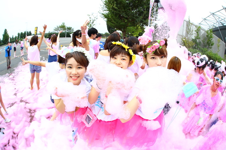 泡まみれ でゴールを目指す 東京 大阪 バブルランlike Hawaii ルトロン