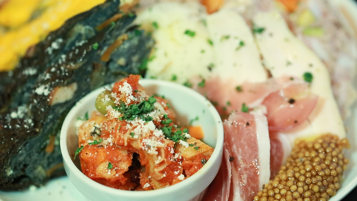 気取らない雰囲気がウリ おしゃれな隠れ家バール Switch ルトロン