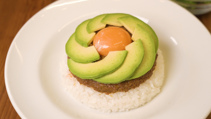 まるで目玉焼き モクバザ でsns映え抜群の絶品チーズキーマカレーを堪能 ルトロン