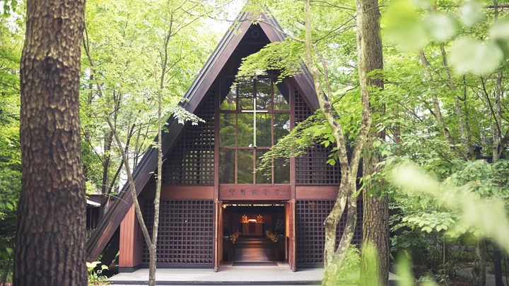 軽井沢で人気の緑に囲まれた 軽井沢高原教会 ルトロン