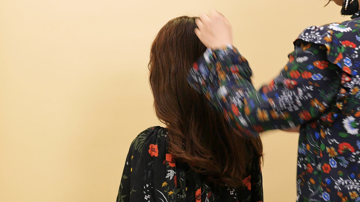 簡単ヘアアレンジ ロングヘアをくるりんぱ ニット帽で秋仕様に ルトロン