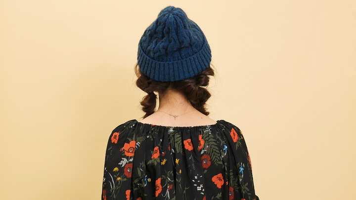 簡単ヘアアレンジ ロングヘアをくるりんぱ ニット帽で秋仕様に ルトロン