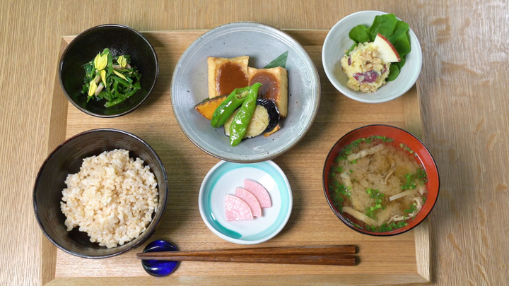 ニールズヤードのオーガニックカフェ ブラウンライス で一汁三菜ランチ ルトロン ニールズヤードのオーガニックカフェ ブラウンライス で一汁三菜ランチ ルトロン