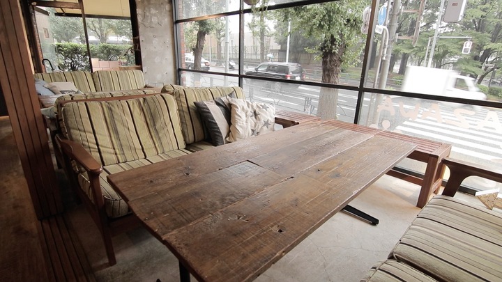 駒沢公園の緑を眺めるオープンなカフェ コマザワ パーク カフェ ルトロン