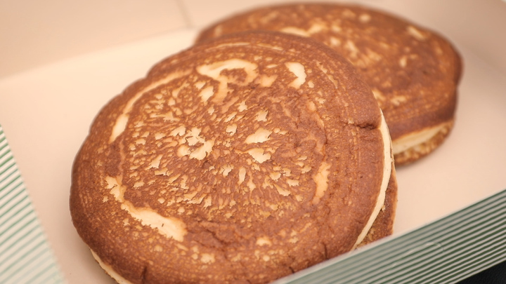 誰もが知る老舗 一度は食べてみたい 浅草雷門 亀十 の名物どら焼き