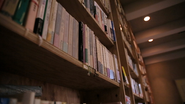 蔵書2万冊 近代文学館併設のブックカフェ Bundan Coffee Beer ルトロン