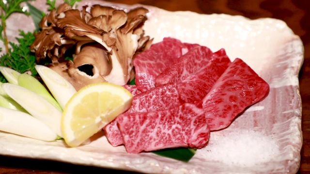 秋田県のおいしさと歴史がぎゅっと凝縮 神田 秋田県由利本荘市うまいもの酒場 ルトロン