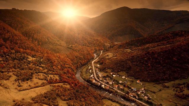 秋の紅葉が美しいノースカロライナ州にあるブルーリッジ山脈 ルトロン